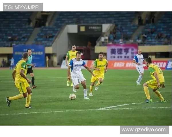 足球巨星名片全解析：从场上表现到背后故事的全面解读